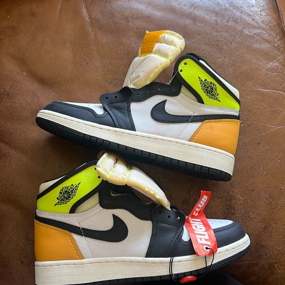 aj1 volts